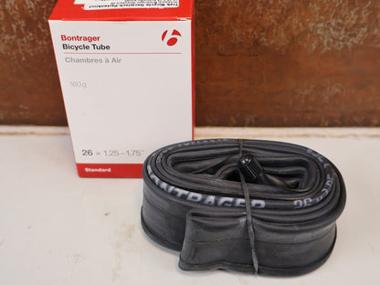 Reifen von Bontrager, BONTRAGER SCHLAUCH 26 ZOLL SCHRADER AUTOVENTIL 36MM / HAN 64782 vor USEDBIKES-OB.DE Hintergrund