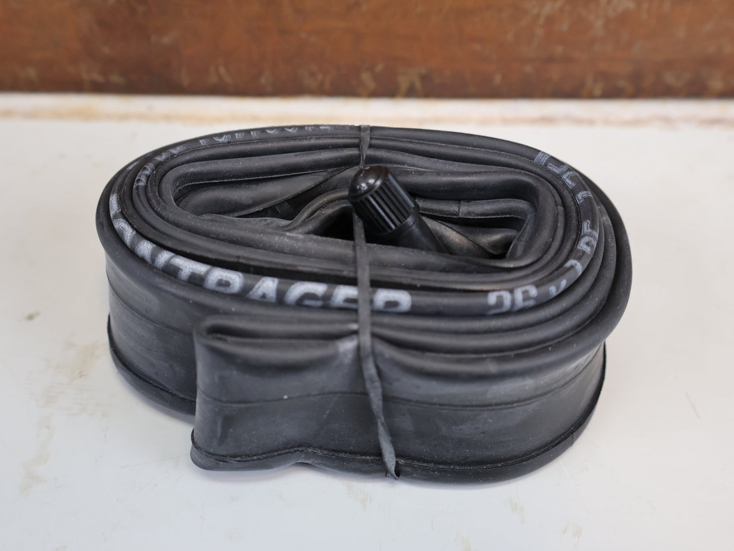 Reifen von Bontrager, BONTRAGER SCHLAUCH 26 ZOLL SCHRADER AUTOVENTIL 36MM / HAN 64782 vor USEDBIKES-OB.DE Hintergrund