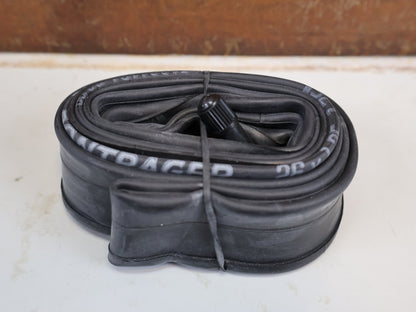 Reifen von Bontrager, BONTRAGER SCHLAUCH 26 ZOLL SCHRADER AUTOVENTIL 36MM / HAN 64782 vor USEDBIKES-OB.DE Hintergrund