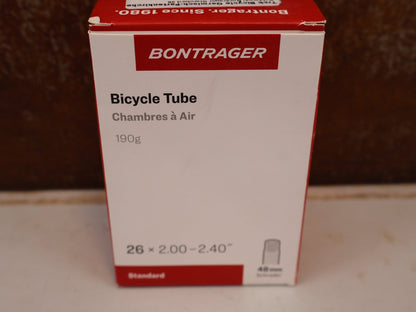 Reifen von Bontrager, BONTRAGER SCHLAUCH 26 ZOLL SCHRADER AUTOVENTIL 48MM HAN 430698 vor USEDBIKES-OB.DE Hintergrund