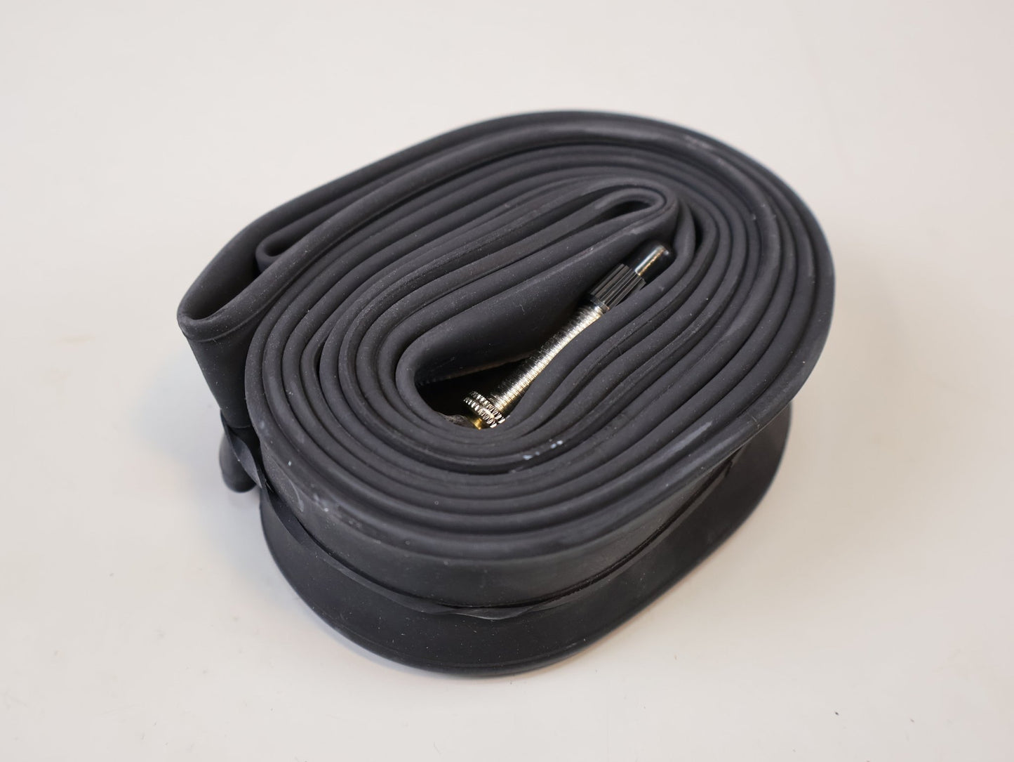 Reifen von Bontrager, BONTRAGER SCHLAUCH 28 ZOLL PRESTA SV VENTIL 33MM / HAN 88453 vor USEDBIKES-OB.DE Hintergrund
