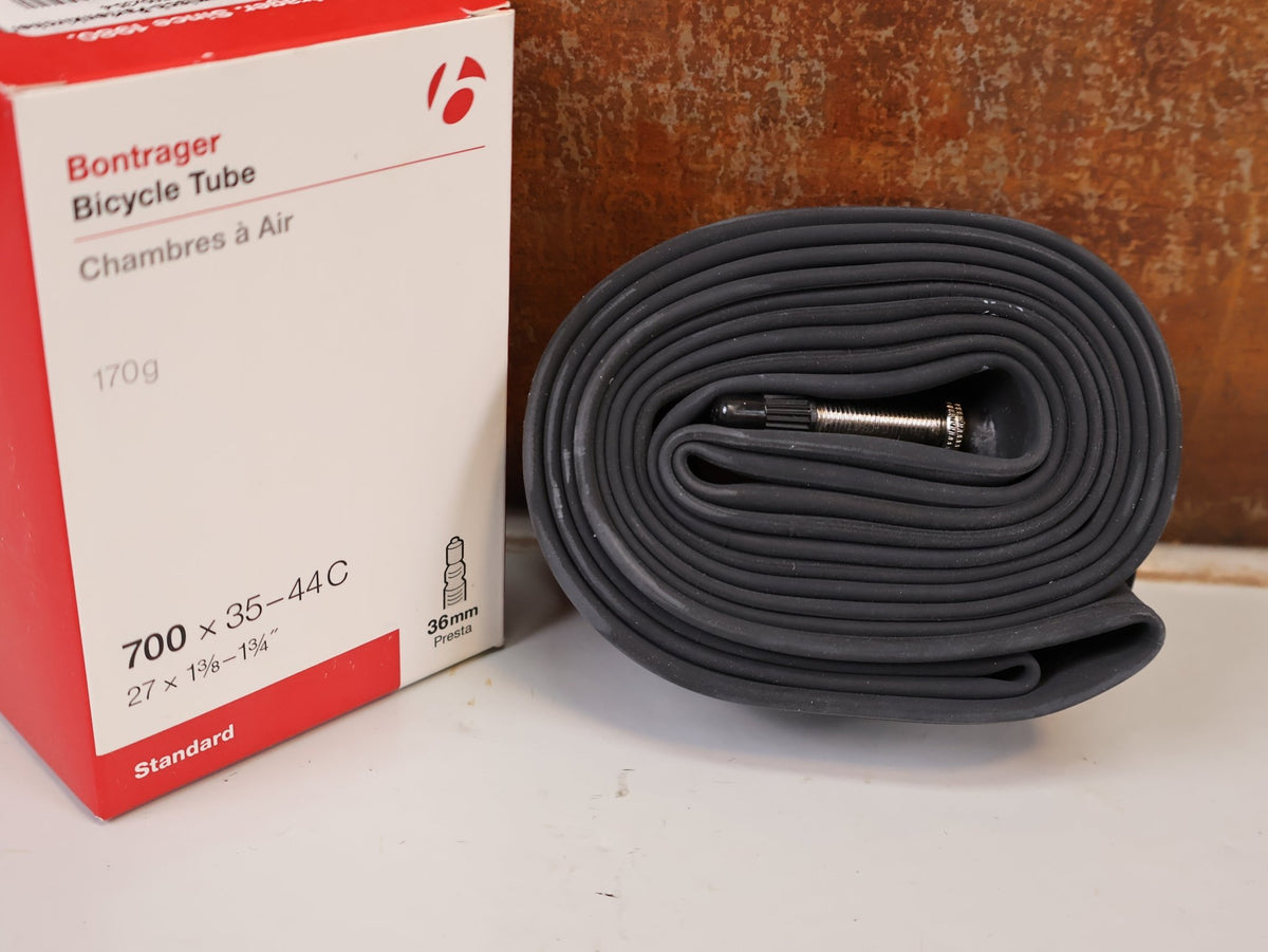 Reifen von Bontrager, BONTRAGER SCHLAUCH 28 ZOLL PRESTA SV VENTIL 33MM / HAN 88453 vor USEDBIKES-OB.DE Hintergrund