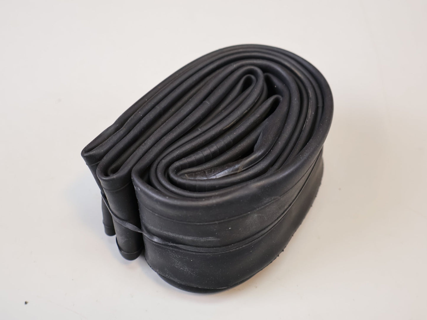 Reifen von Bontrager, BONTRAGER SCHLAUCH 29 ZOLL PRESTA SV VENTIL 48MM / HAN 430700 vor USEDBIKES-OB.DE Hintergrund