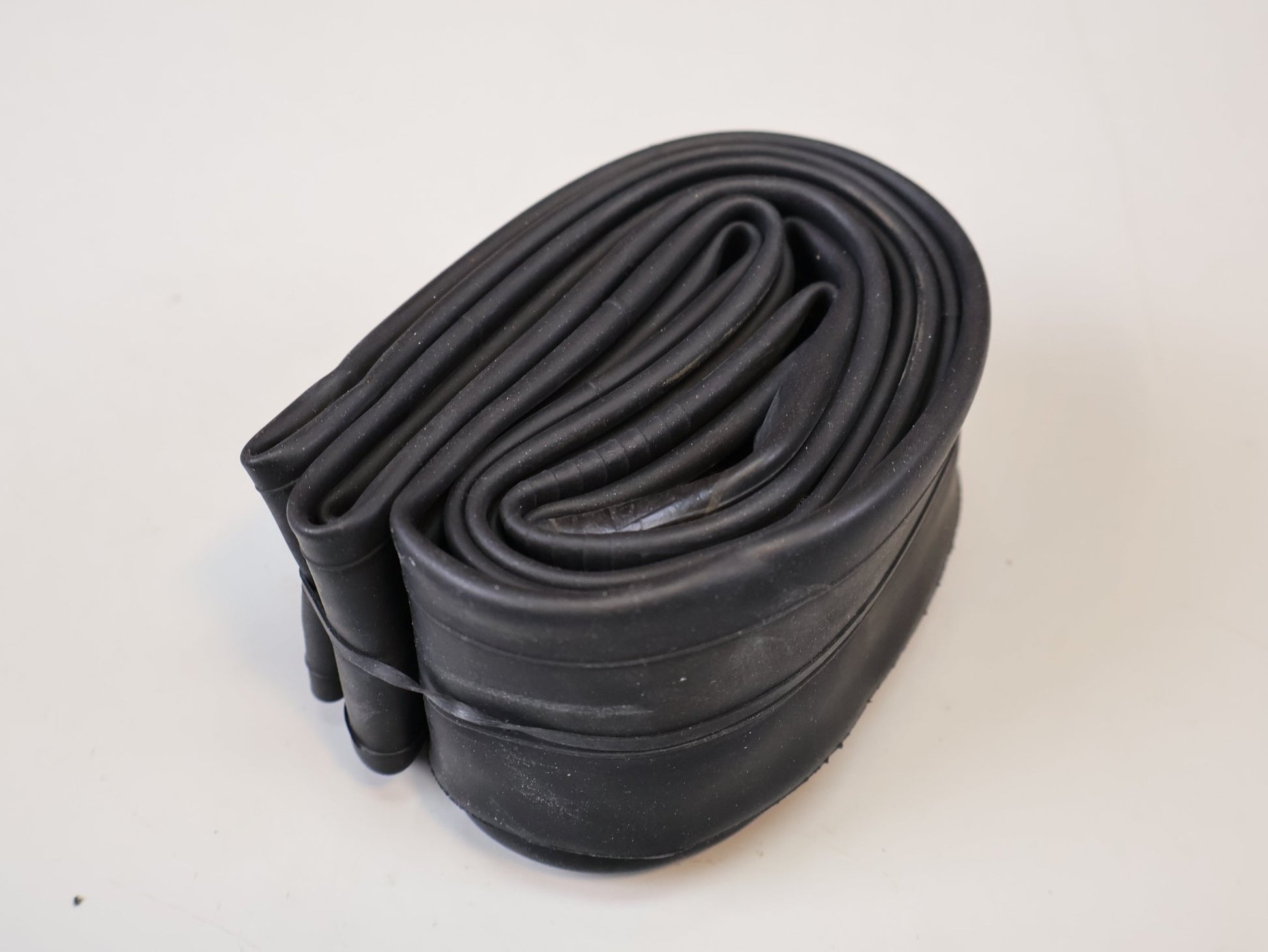 Reifen von Bontrager, BONTRAGER SCHLAUCH 29 ZOLL PRESTA SV VENTIL 48MM / HAN 430700 vor USEDBIKES-OB.DE Hintergrund