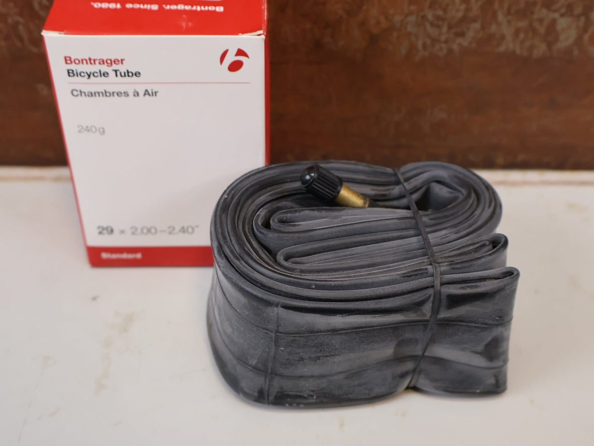 Reifen von Bontrager, BONTRAGER SCHLAUCH 29 ZOLL SCHRADER AUTOVENTIL 48MM / HAN 425138 vor USEDBIKES-OB.DE Hintergrund