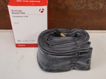 Reifen von Bontrager, BONTRAGER SCHLAUCH 29 ZOLL SCHRADER AUTOVENTIL 48MM / HAN 425138 vor USEDBIKES-OB.DE Hintergrund