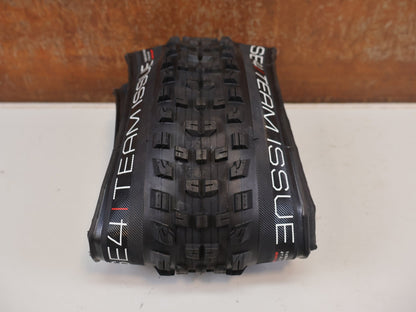 Reifen von Bontrager, BONTRAGER SE4 TEAM ISSUE TLR MTB-REIFEN 27.5X2.4 SCHWARZ 845G vor USEDBIKES-OB.DE Hintergrund