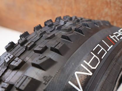 Reifen von Bontrager, BONTRAGER SE4 TEAM ISSUE TLR MTB-REIFEN 27.5X2.4 SCHWARZ 845G vor USEDBIKES-OB.DE Hintergrund