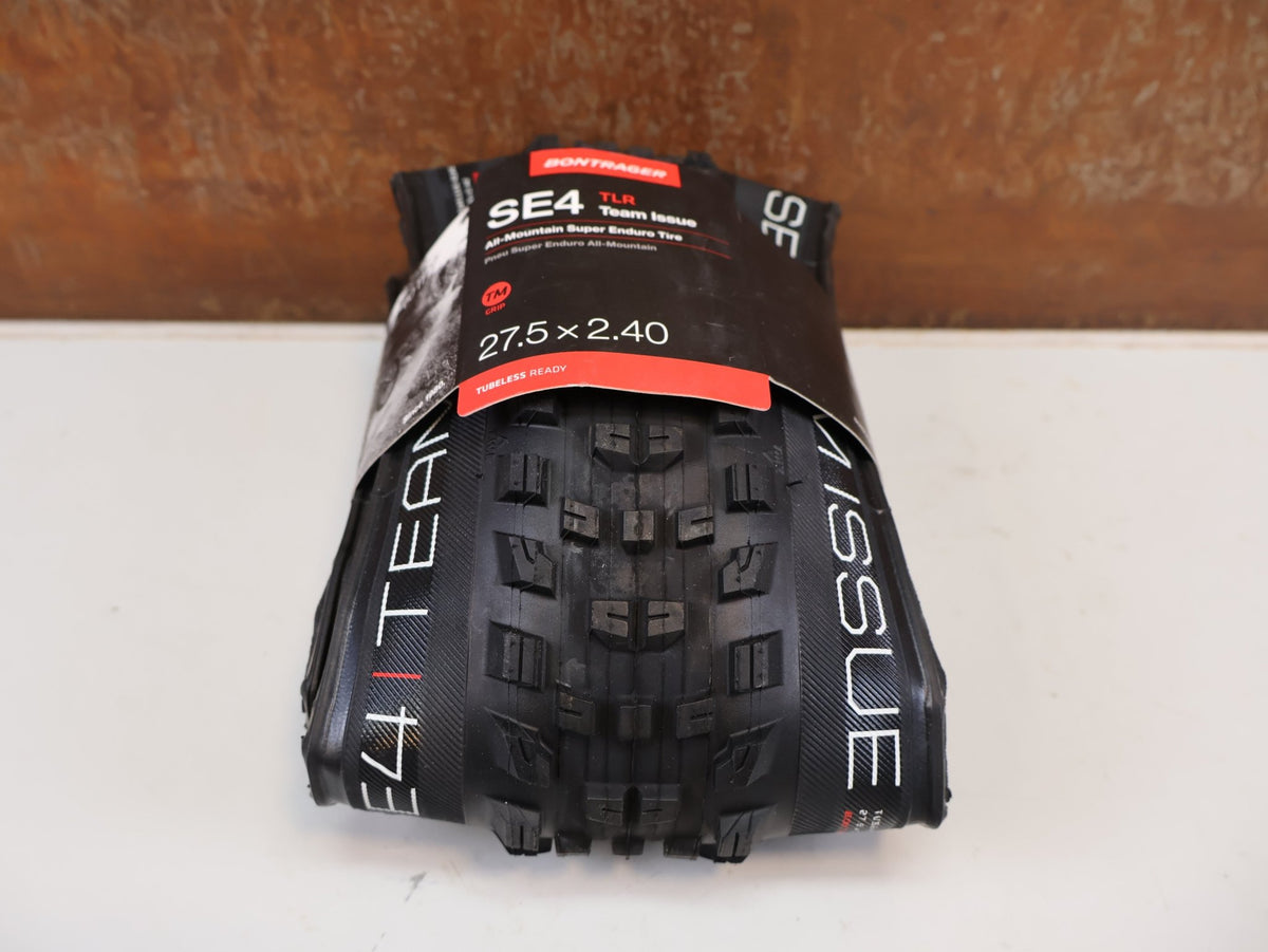 Reifen von Bontrager, BONTRAGER SE4 TEAM ISSUE TLR MTB-REIFEN 27.5X2.4 SCHWARZ 845G vor USEDBIKES-OB.DE Hintergrund