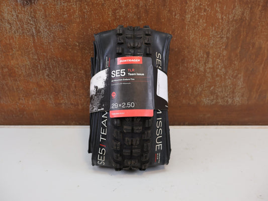 Reifen von Bontrager, BONTRAGER SE5 TEAM ISSUE TLR MTB REIFEN 29X2.5 SCHWARZ vor USEDBIKES-OB.DE Hintergrund
