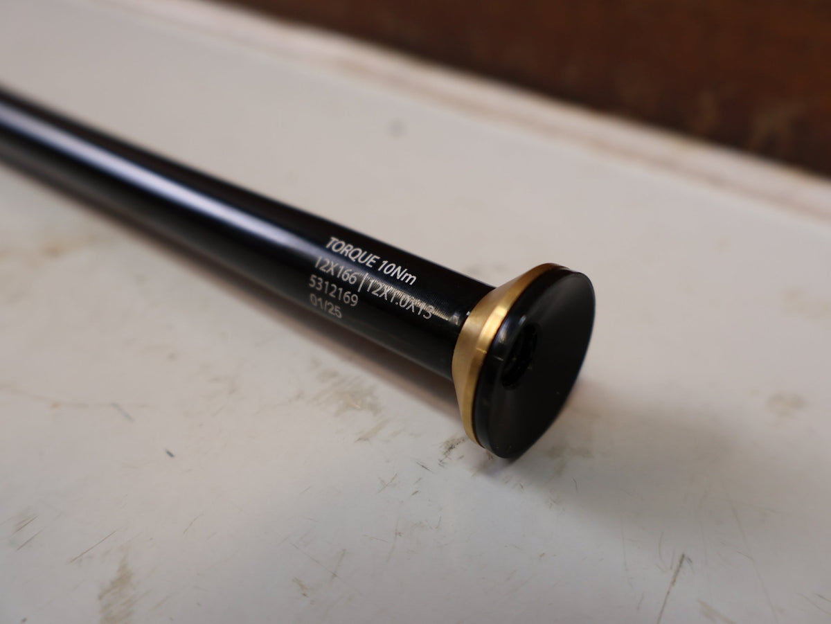 Zubehör von Bontrager, BONTRAGER SWITCH LEVER PRO HR STECKACHSE 12X142 166MM M12 vor USEDBIKES-OB.DE Hintergrund