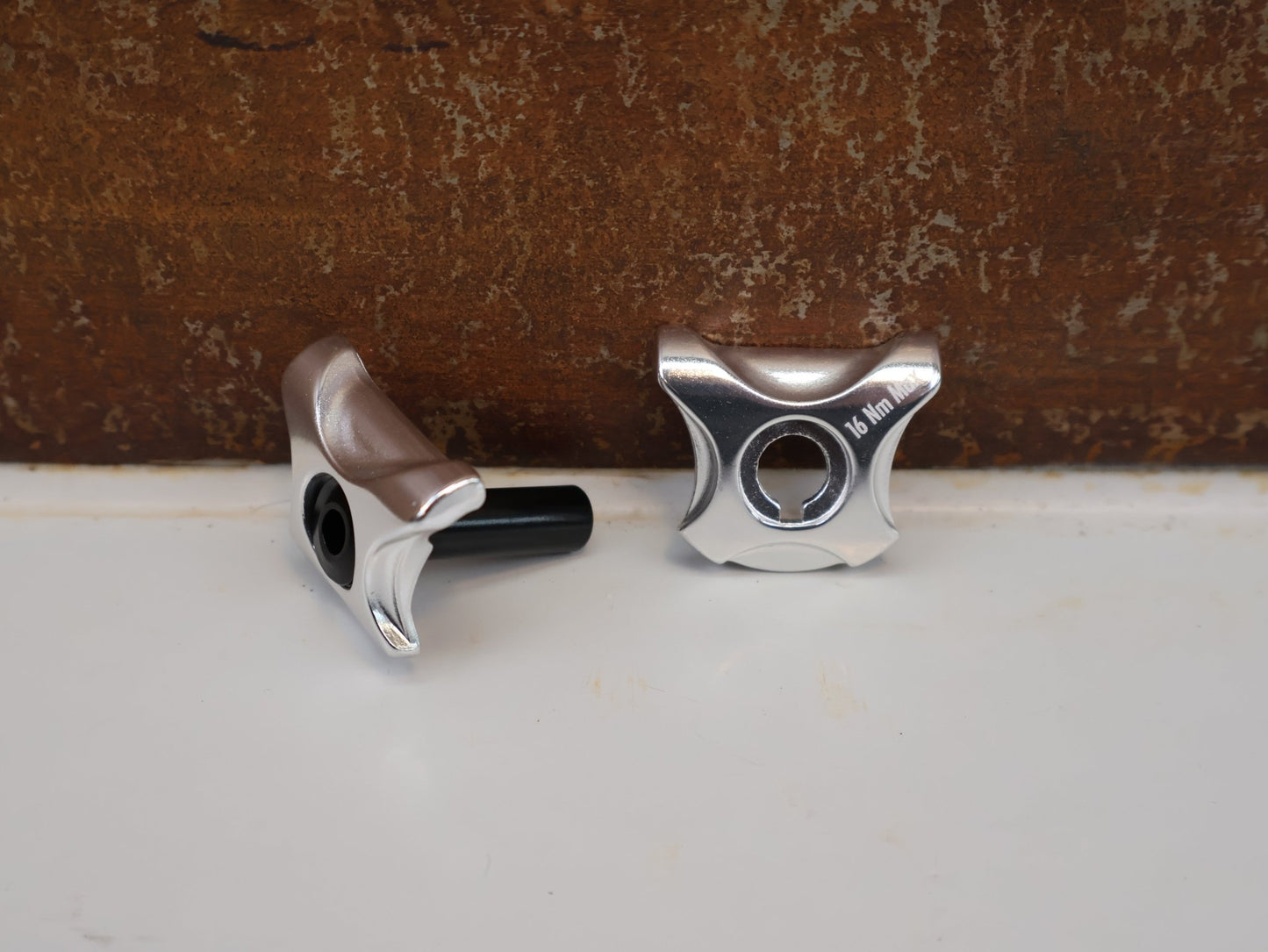 Zubehör von Bontrager, BONTRAGER TEILEKIT SATTELSTÜTZE / 7 X 7 MM / DREHKOPF - KLEMMUNG / TREK / 272628 vor USEDBIKES - OB.DE Hintergrund