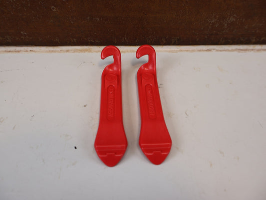 Luftpumpen & Werkzeug von Trek, BONTRAGER TIRE LEVER SET / REIFENHEBER PAAR (2 STÜCK) ROBUST ERGONOMISCH / ROT vor USEDBIKES-OB.DE Hintergrund