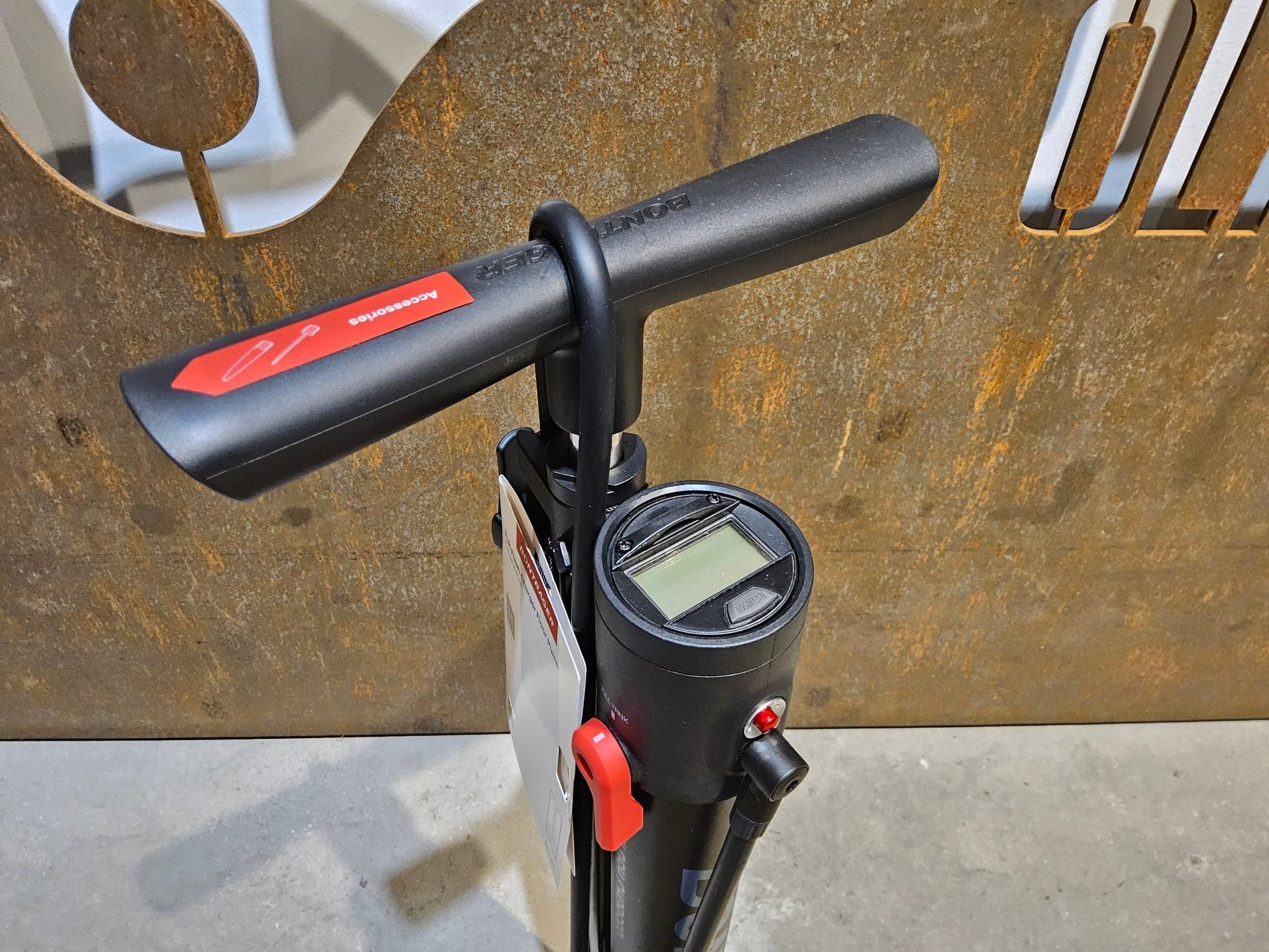 Luftpumpen & Werkzeug von Bontrager, BONTRAGER TLR FLASH CHARGER STANDPUMPE / DIGITAL TUBLESS PUMPE vor USEDBIKES - OB.DE Hintergrund