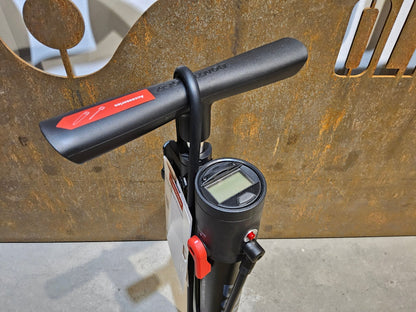 Luftpumpen & Werkzeug von Bontrager, BONTRAGER TLR FLASH CHARGER STANDPUMPE / DIGITAL TUBLESS PUMPE vor USEDBIKES - OB.DE Hintergrund