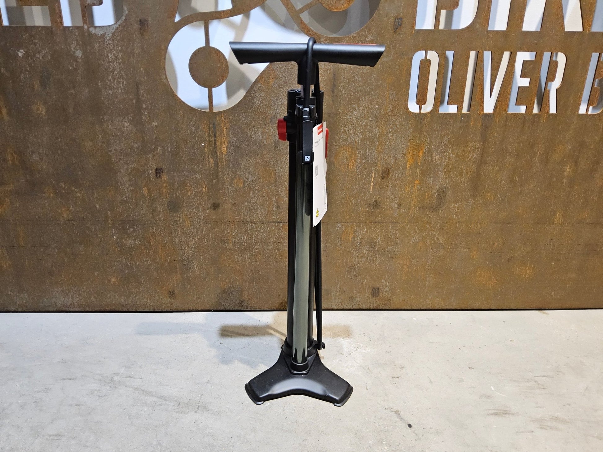 Luftpumpen & Werkzeug von Bontrager, BONTRAGER TLR FLASH CHARGER STANDPUMPE / DIGITAL TUBLESS PUMPE vor USEDBIKES - OB.DE Hintergrund