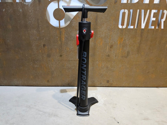 Luftpumpen & Werkzeug von Bontrager, BONTRAGER TLR FLASH CHARGER STANDPUMPE / DIGITAL TUBLESS PUMPE vor USEDBIKES - OB.DE Hintergrund