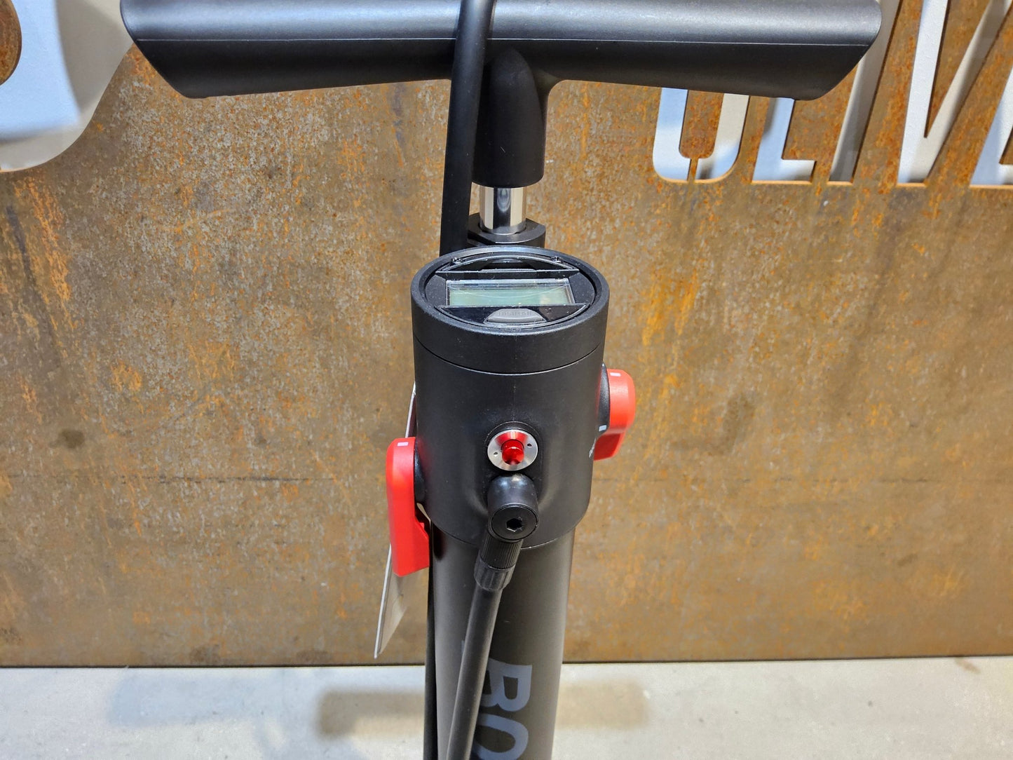 Luftpumpen & Werkzeug von Bontrager, BONTRAGER TLR FLASH CHARGER STANDPUMPE / DIGITAL TUBLESS PUMPE vor USEDBIKES - OB.DE Hintergrund