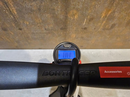 Luftpumpen & Werkzeug von Bontrager, BONTRAGER TLR FLASH CHARGER STANDPUMPE / DIGITAL TUBLESS PUMPE vor USEDBIKES - OB.DE Hintergrund
