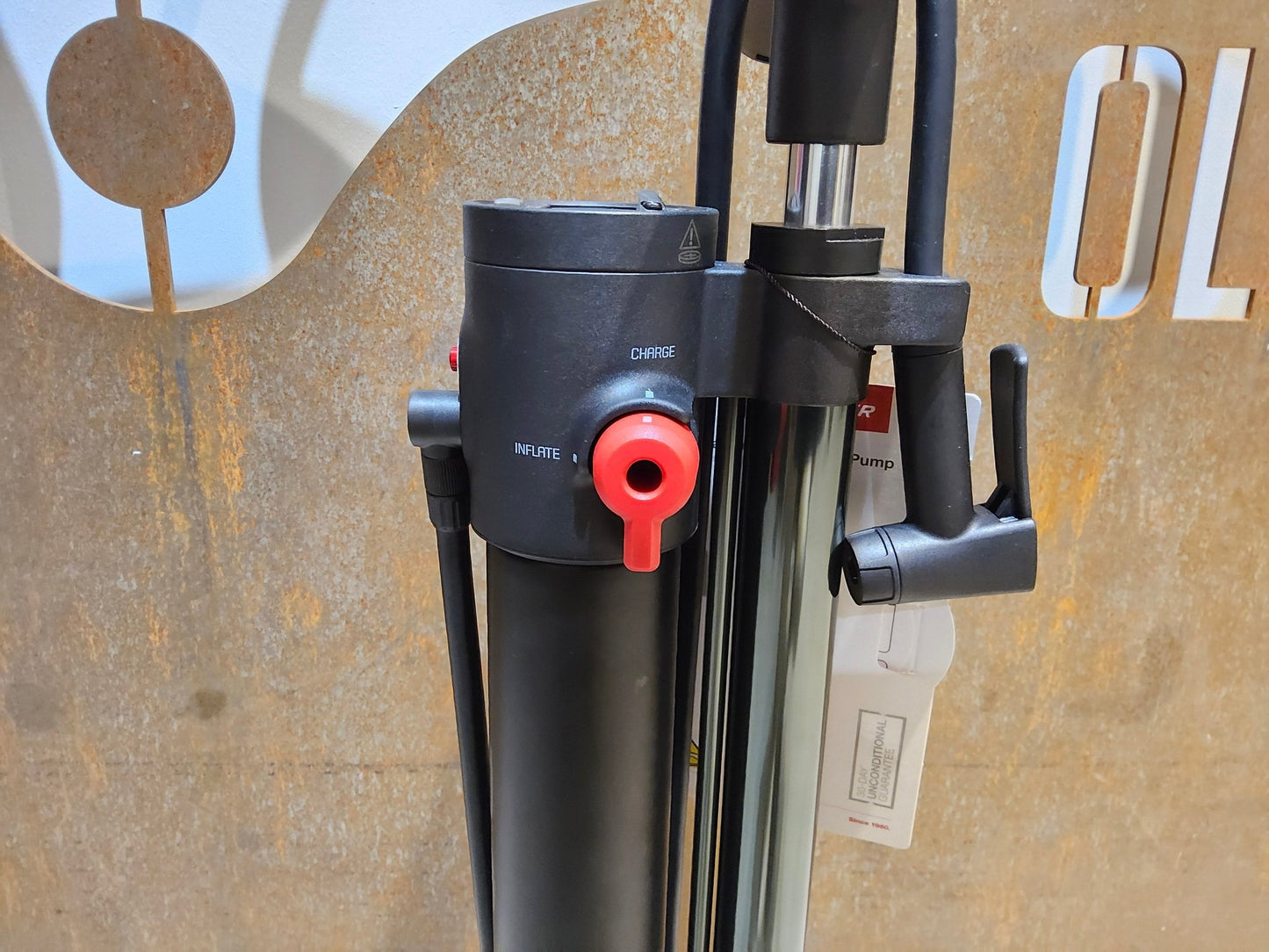 Luftpumpen & Werkzeug von Bontrager, BONTRAGER TLR FLASH CHARGER STANDPUMPE / DIGITAL TUBLESS PUMPE vor USEDBIKES - OB.DE Hintergrund