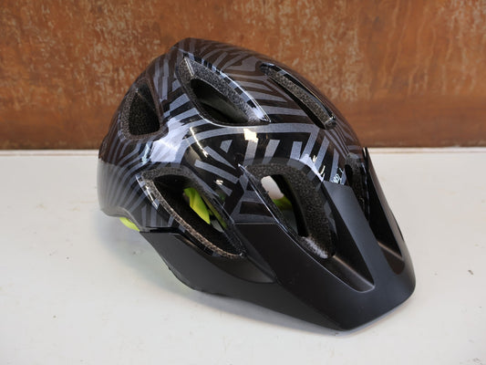 Helme von Bontrager, BONTRAGER TYRO KIDS HELM FIDLOCK 48-52CM SCHWARZ GELB 5255550 vor USEDBIKES-OB.DE Hintergrund