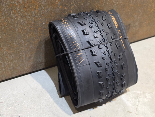 Reifen von Bontrager, BONTRAGER VALLNORD RSL XR TLR MOUNTAINBIKE REIFEN 29X2.40 vor USEDBIKES - OB.DE Hintergrund