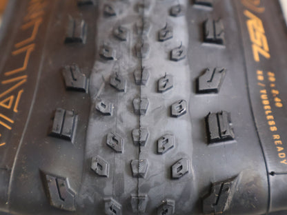 Reifen von Bontrager, BONTRAGER VALLNORD RSL XR TLR MTB REIFEN 29×2.4 – ULTRALEICHTER XC RACE TIRE – 5313385 vor USEDBIKES - OB.DE Hintergrund