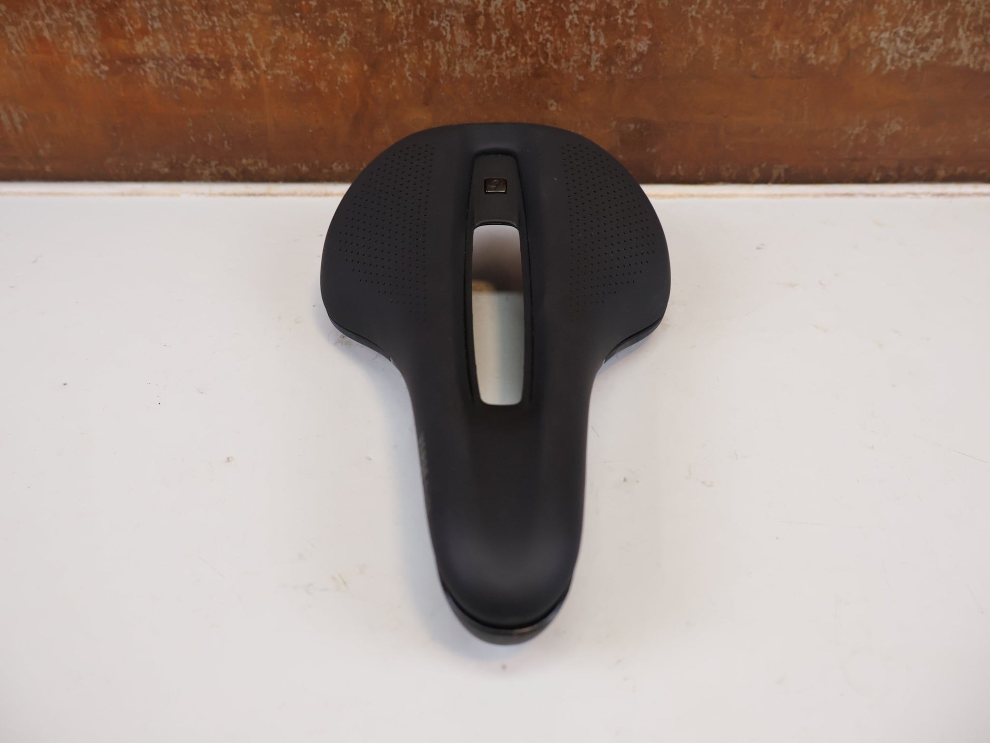 Sattel von Bontrager, BONTRAGER VERSE ELITE SHORT SATTEL SCHWARZ 145MM / HAN 5254983 vor USEDBIKES-OB.DE Hintergrund