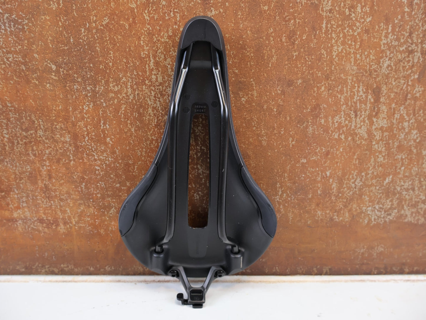 Sattel von Bontrager, BONTRAGER VERSE ELITE SHORT SATTEL SCHWARZ 145MM / HAN 5254983 vor USEDBIKES-OB.DE Hintergrund