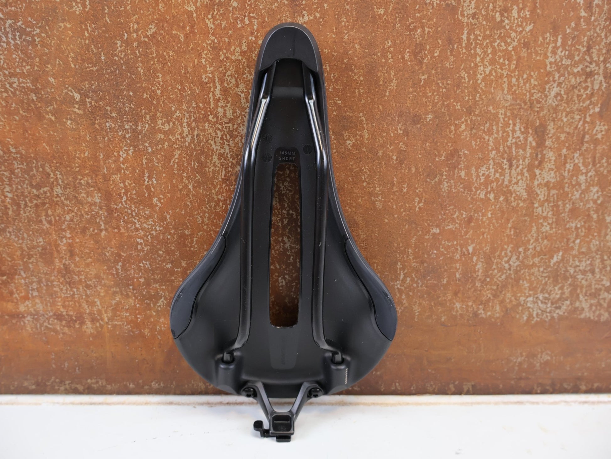 Sattel von Bontrager, BONTRAGER VERSE ELITE SHORT SATTEL SCHWARZ 145MM / HAN 5254983 vor USEDBIKES-OB.DE Hintergrund