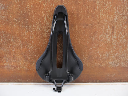 Sattel von Bontrager, BONTRAGER VERSE ELITE SHORT SATTEL SCHWARZ 145MM / HAN 5254983 vor USEDBIKES-OB.DE Hintergrund