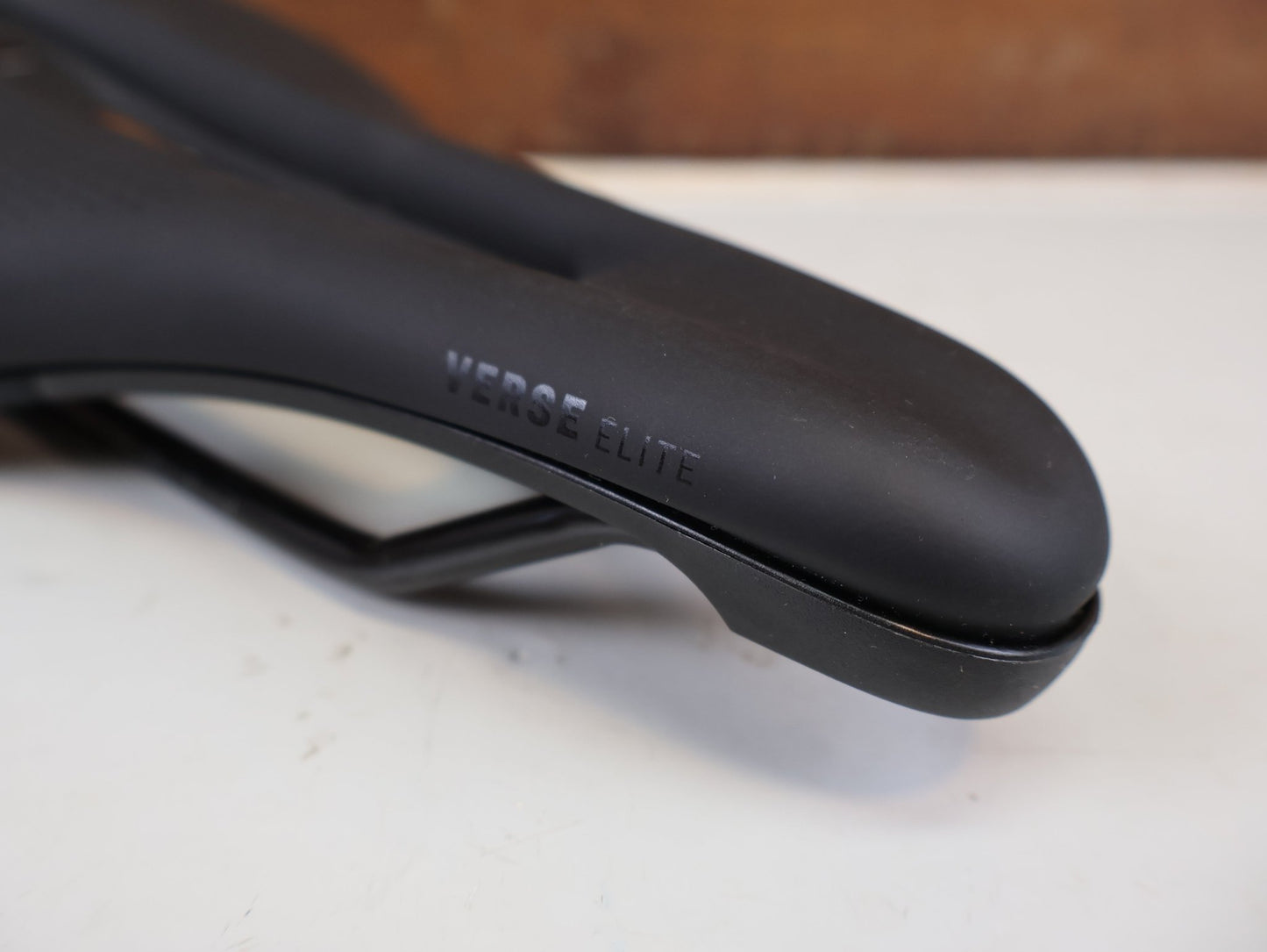 Sattel von Bontrager, BONTRAGER VERSE ELITE SHORT SATTEL SCHWARZ 145MM / HAN 5254983 vor USEDBIKES-OB.DE Hintergrund