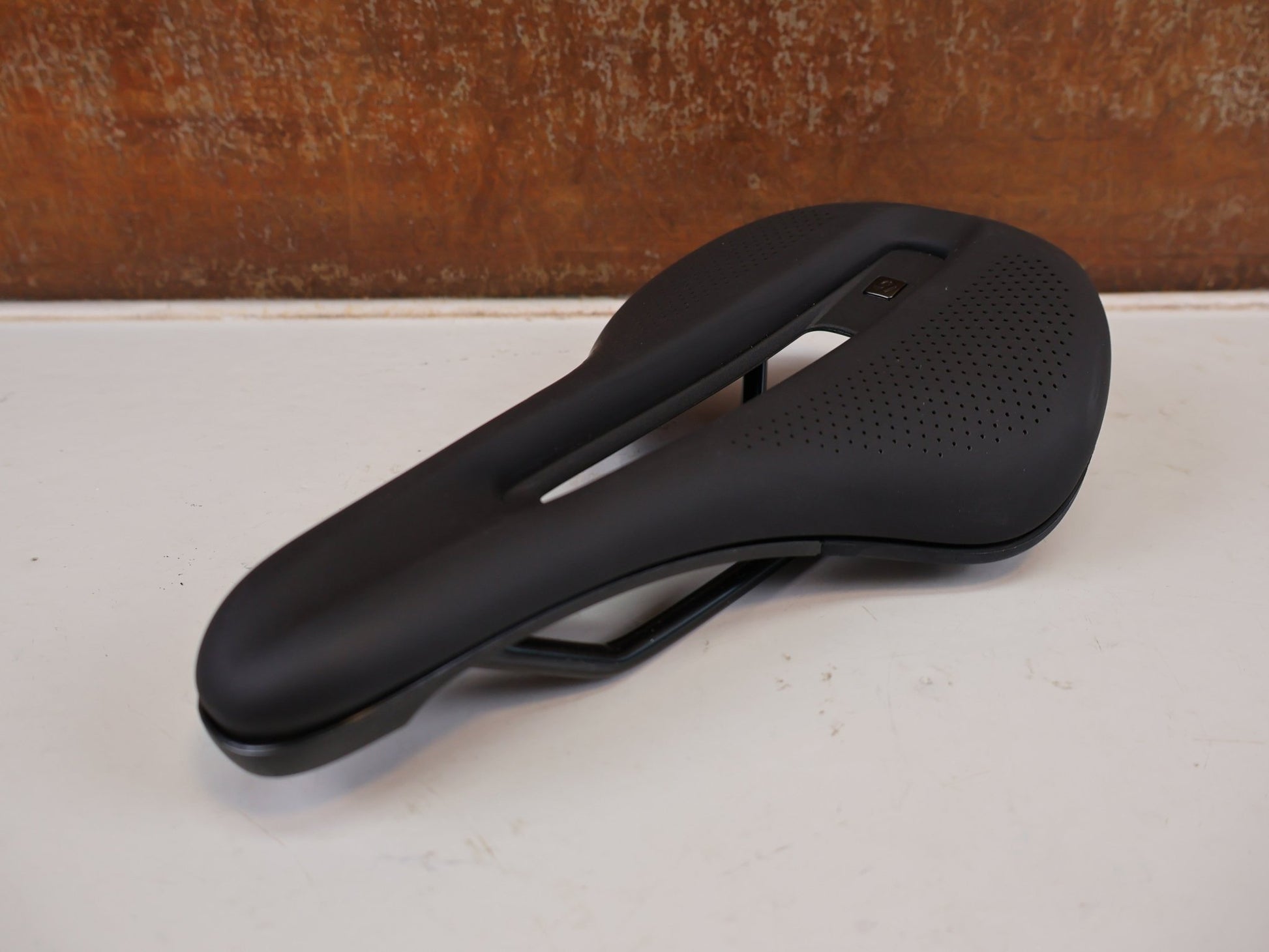 Sattel von Bontrager, BONTRAGER VERSE ELITE SHORT SATTEL SCHWARZ 145MM / HAN 5254983 vor USEDBIKES-OB.DE Hintergrund