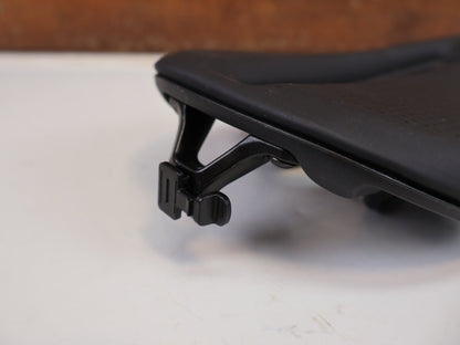 Sattel von Bontrager, BONTRAGER VERSE ELITE SHORT SATTEL SCHWARZ 145MM / HAN 5254983 vor USEDBIKES-OB.DE Hintergrund