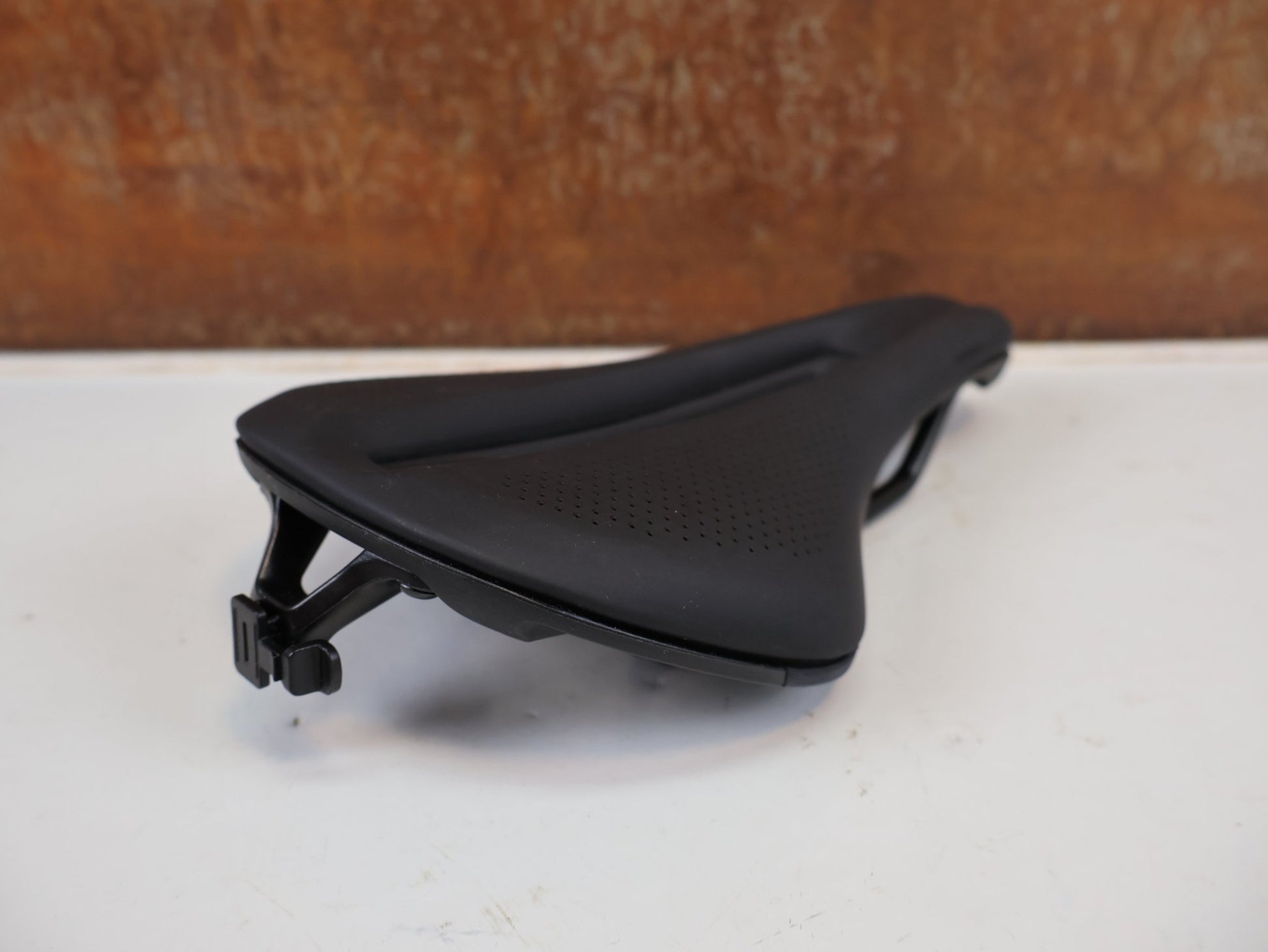 Sattel von Bontrager, BONTRAGER VERSE ELITE SHORT SATTEL SCHWARZ 145MM / HAN 5254983 vor USEDBIKES-OB.DE Hintergrund