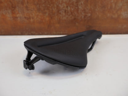 Sattel von Bontrager, BONTRAGER VERSE ELITE SHORT SATTEL SCHWARZ 145MM / HAN 5254983 vor USEDBIKES-OB.DE Hintergrund