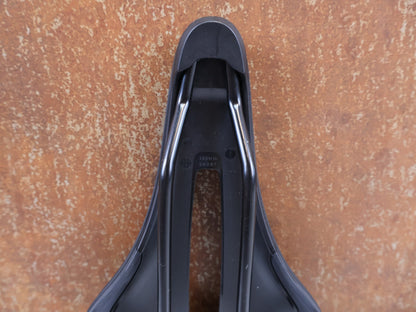 Sattel von Bontrager, BONTRAGER VERSE ELITE SHORT SATTEL SCHWARZ 145MM / HAN 5254983 vor USEDBIKES-OB.DE Hintergrund