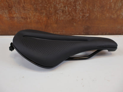 Sattel von Bontrager, BONTRAGER VERSE ELITE SHORT SATTEL SCHWARZ 145MM / HAN 5254983 vor USEDBIKES-OB.DE Hintergrund