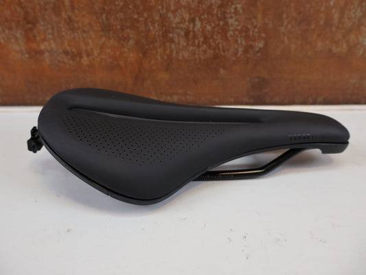 Sattel von Bontrager, BONTRAGER VERSE ELITE SHORT SATTEL SCHWARZ 145MM / HAN 5254983 vor USEDBIKES-OB.DE Hintergrund