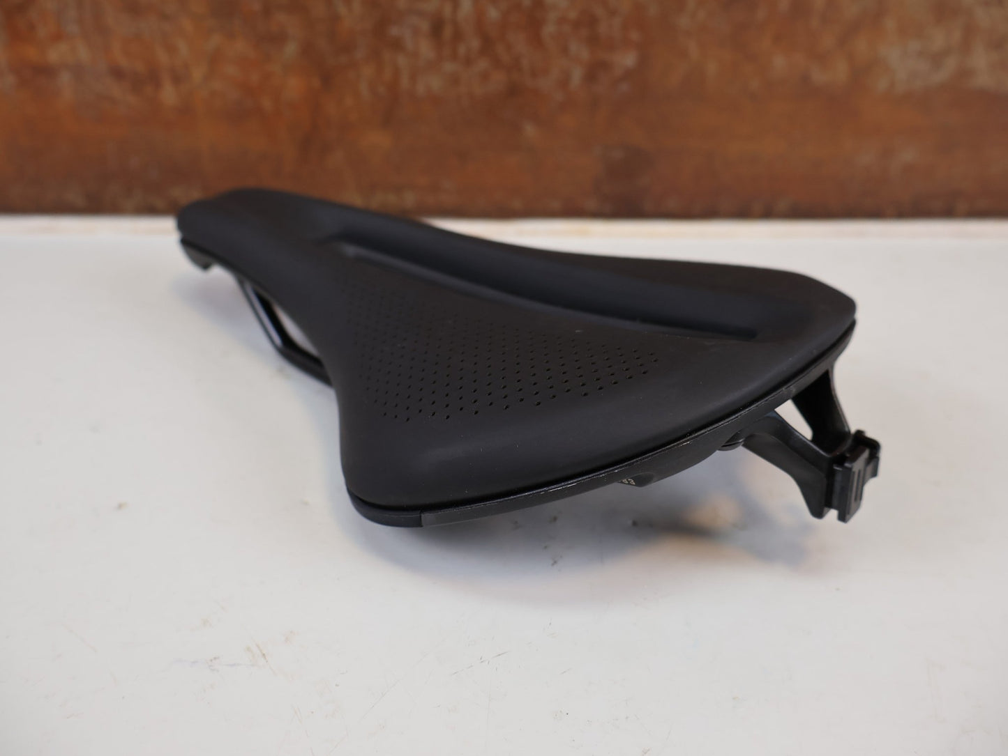 Sattel von Bontrager, BONTRAGER VERSE ELITE SHORT SATTEL SCHWARZ 145MM / HAN 5254983 vor USEDBIKES-OB.DE Hintergrund