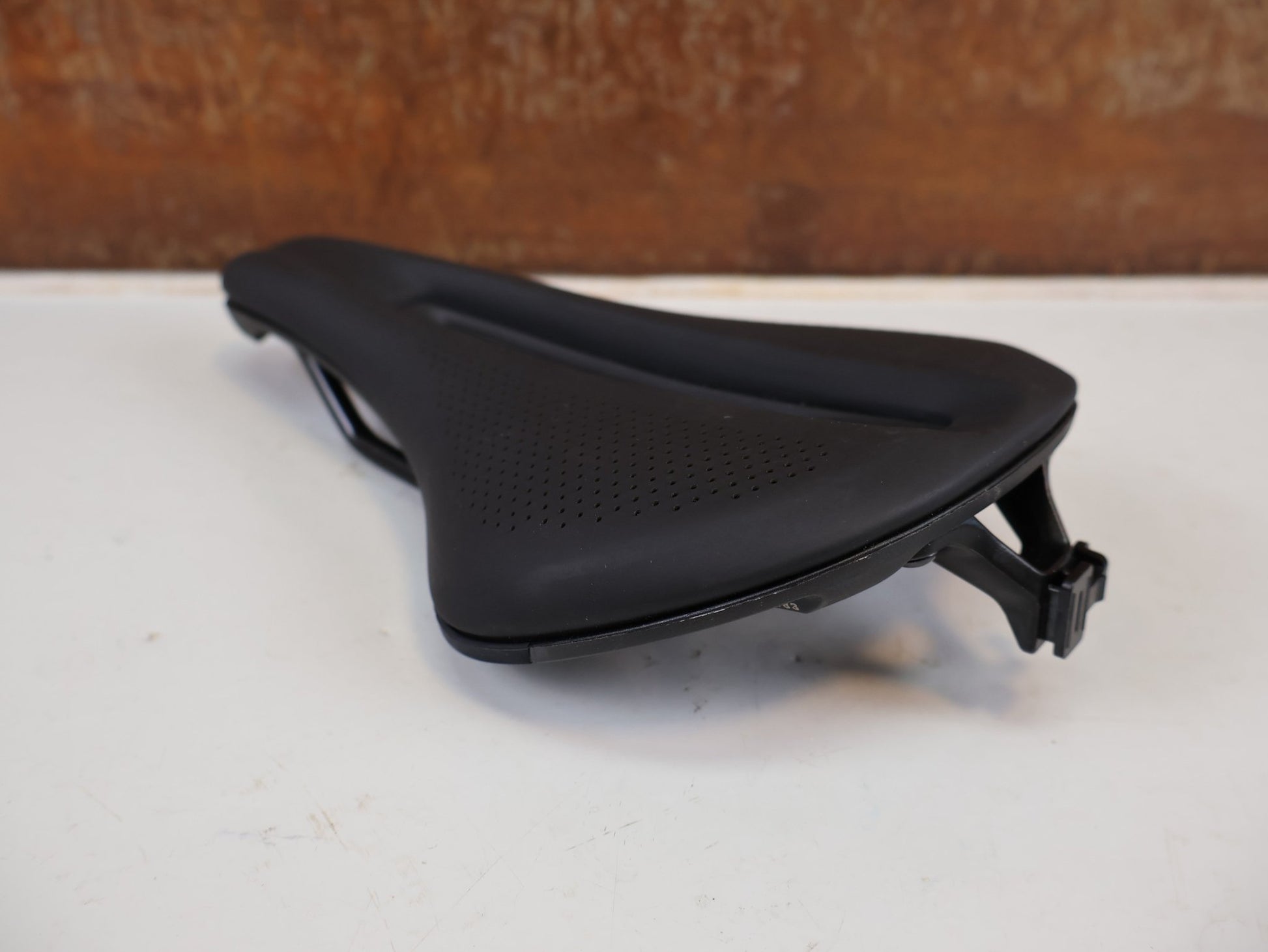 Sattel von Bontrager, BONTRAGER VERSE ELITE SHORT SATTEL SCHWARZ 145MM / HAN 5254983 vor USEDBIKES-OB.DE Hintergrund