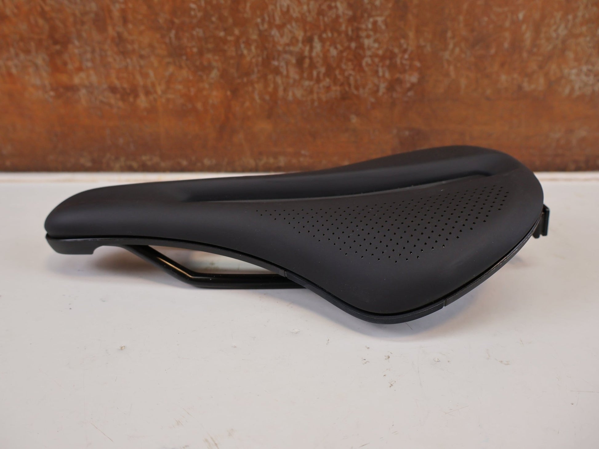 Sattel von Bontrager, BONTRAGER VERSE ELITE SHORT SATTEL SCHWARZ 145MM / HAN 5254983 vor USEDBIKES-OB.DE Hintergrund