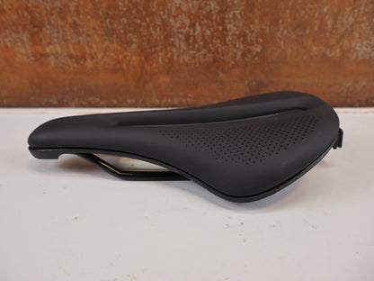 Sattel von Bontrager, BONTRAGER VERSE ELITE SHORT SATTEL SCHWARZ 145MM / HAN 5254983 vor USEDBIKES-OB.DE Hintergrund