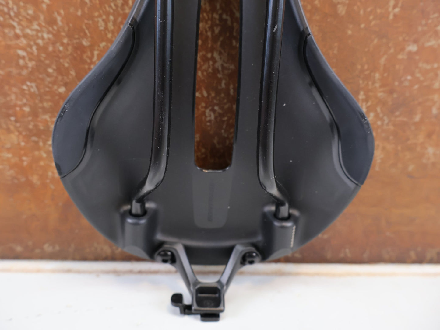 Sattel von Bontrager, BONTRAGER VERSE ELITE SHORT SATTEL SCHWARZ 145MM / HAN 5254983 vor USEDBIKES-OB.DE Hintergrund