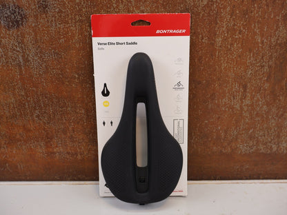 Sattel von Bontrager, BONTRAGER VERSE ELITE SHORT SATTEL SCHWARZ 145MM / HAN 5254983 vor USEDBIKES-OB.DE Hintergrund