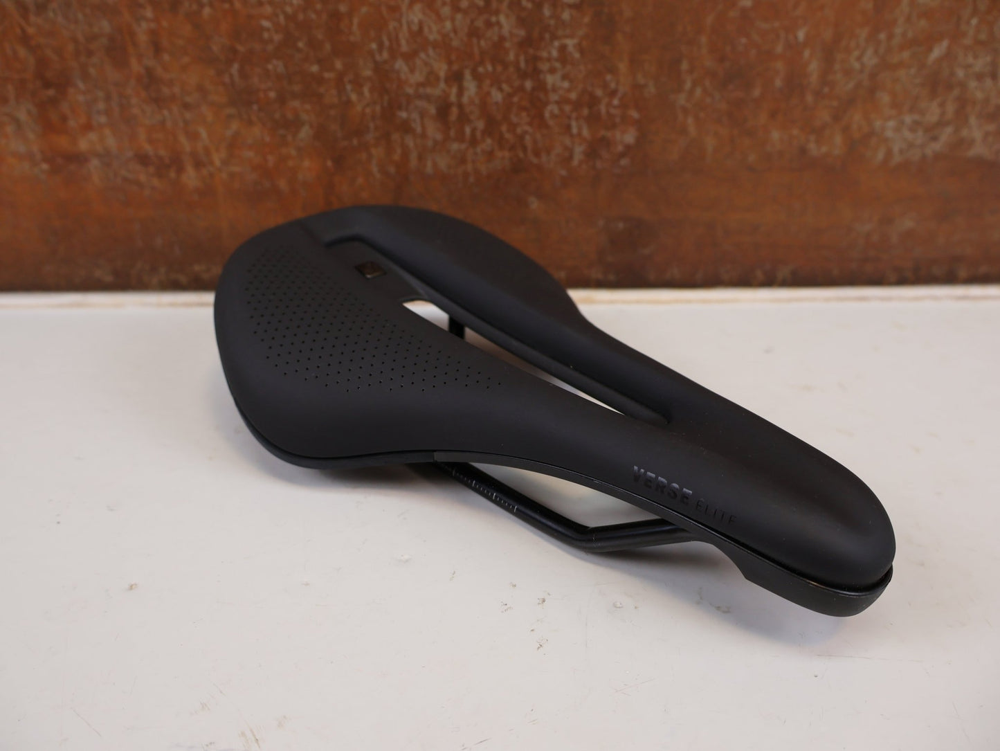 Sattel von Bontrager, BONTRAGER VERSE ELITE SHORT SATTEL SCHWARZ 145MM / HAN 5254983 vor USEDBIKES-OB.DE Hintergrund