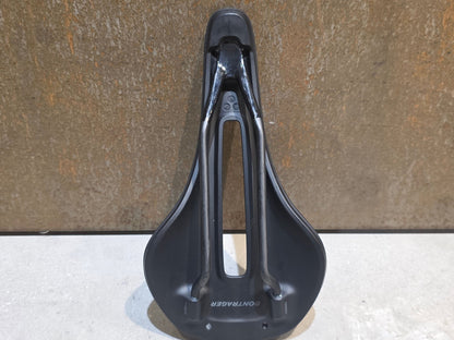Sattel von Bontrager, BONTRAGER VERSE PRO CARBONGESTELL 145MM SATTEL SCHWARZ vor USEDBIKES - OB.DE Hintergrund