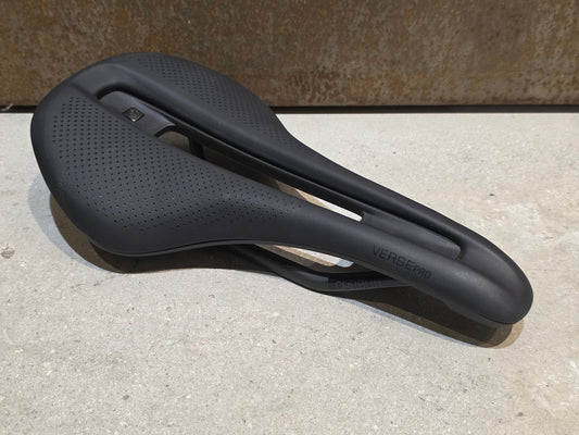 Sattel von Bontrager, BONTRAGER VERSE PRO CARBONGESTELL 145MM SATTEL SCHWARZ vor USEDBIKES - OB.DE Hintergrund