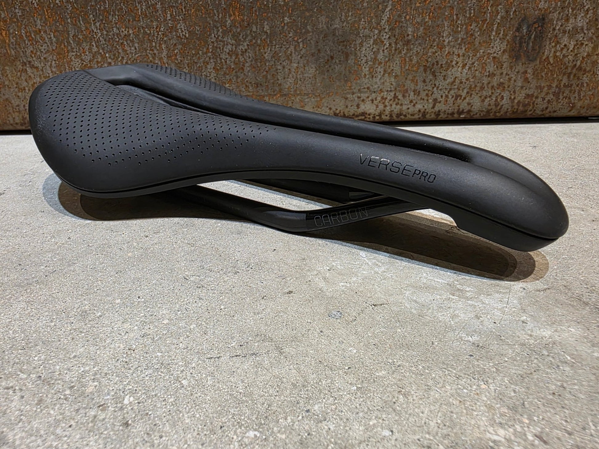 Sattel von Bontrager, BONTRAGER VERSE PRO CARBONGESTELL 145MM SATTEL SCHWARZ vor USEDBIKES - OB.DE Hintergrund