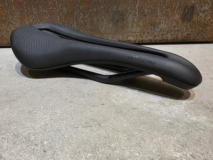 Sattel von Bontrager, BONTRAGER VERSE PRO CARBONGESTELL 145MM SATTEL SCHWARZ vor USEDBIKES - OB.DE Hintergrund